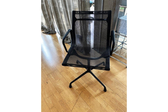 Vitra Drehstuhl „Aluminium Chair EA 104“ – Ausstellungsstück 